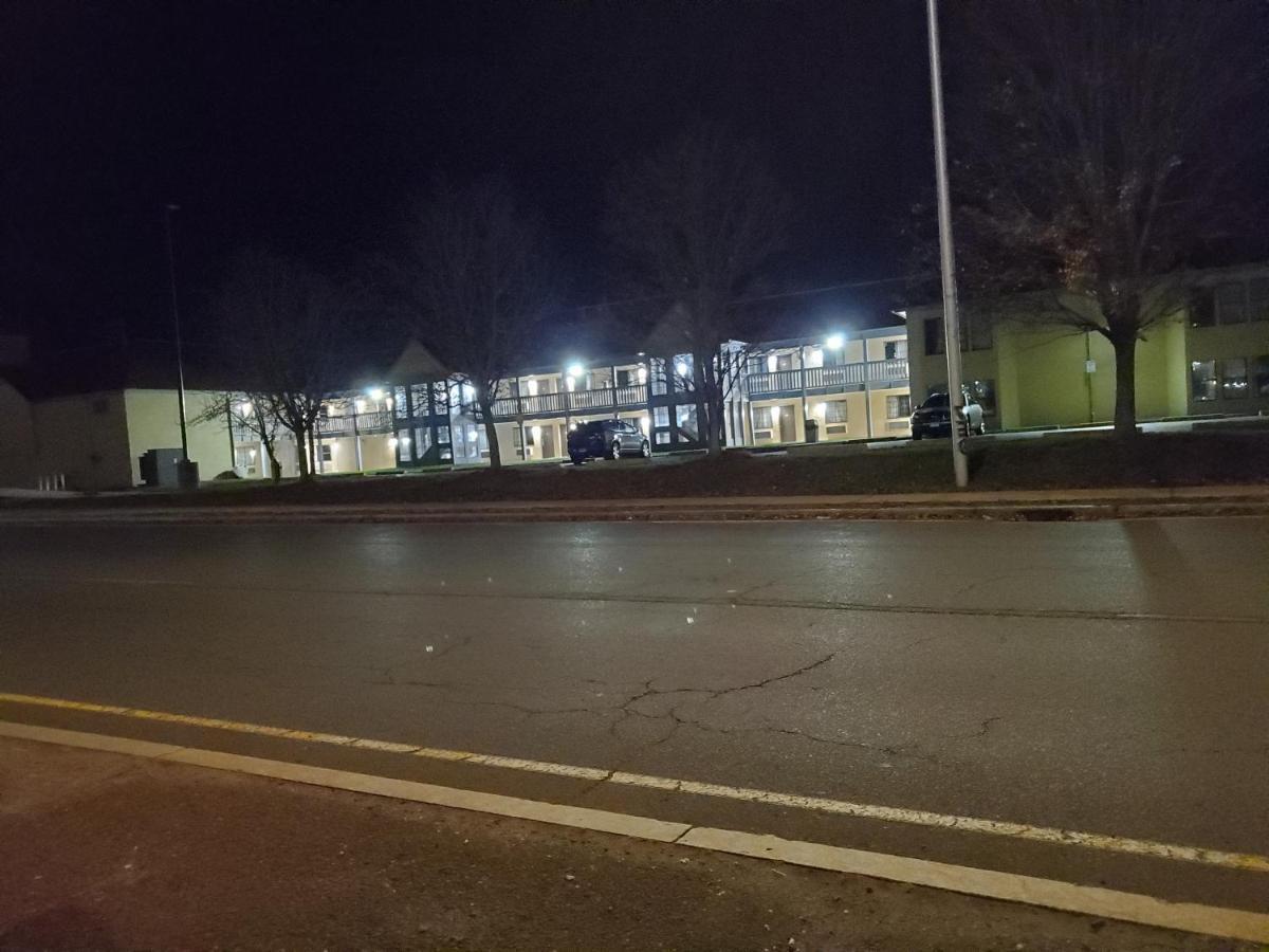 Travel Inn Motel Хартфорд Экстерьер фото