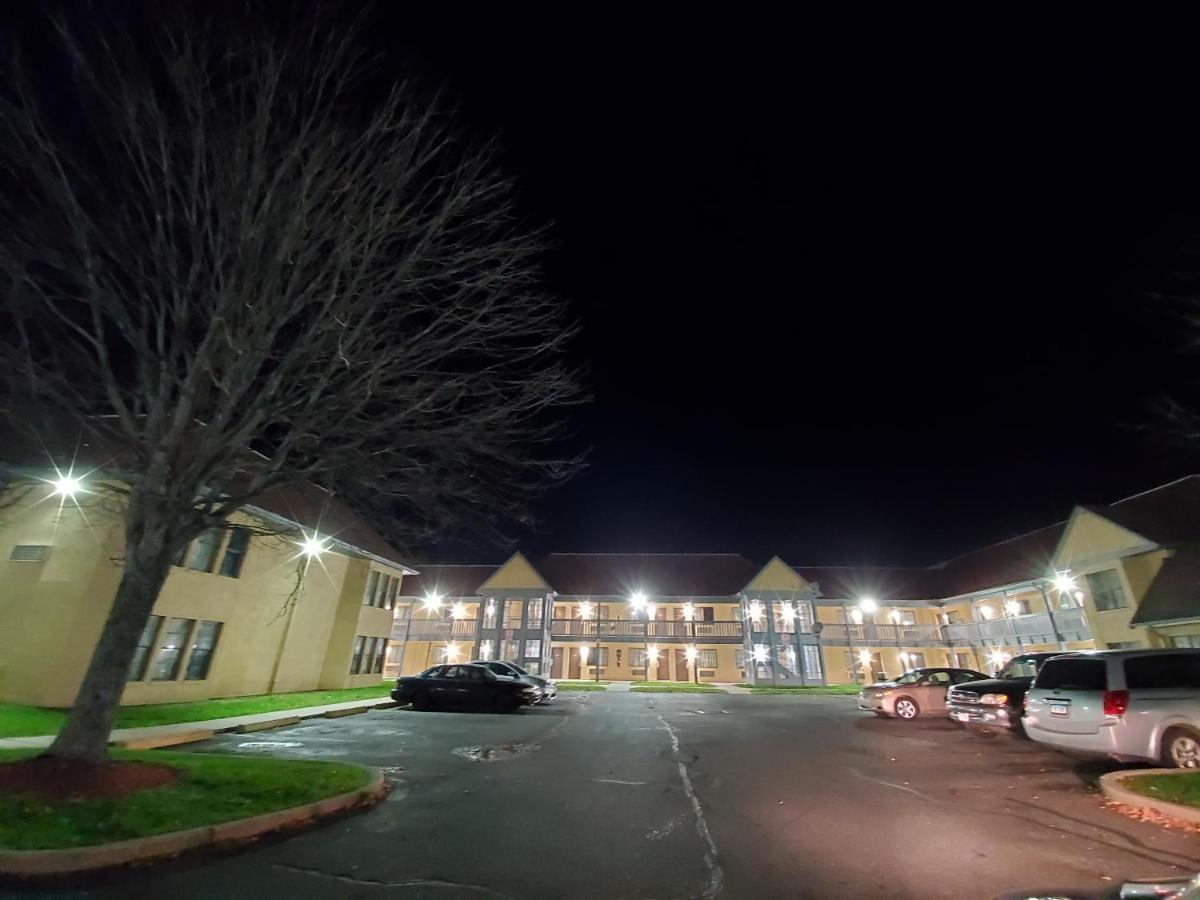 Travel Inn Motel Хартфорд Экстерьер фото